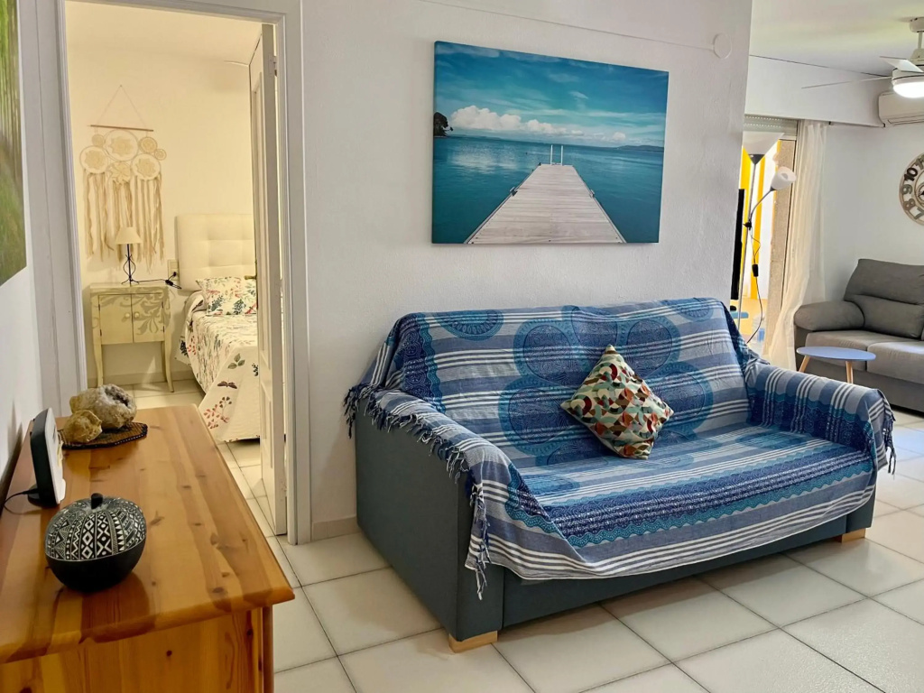 Apartamento con parking y piscina frente al mar para 4 personas