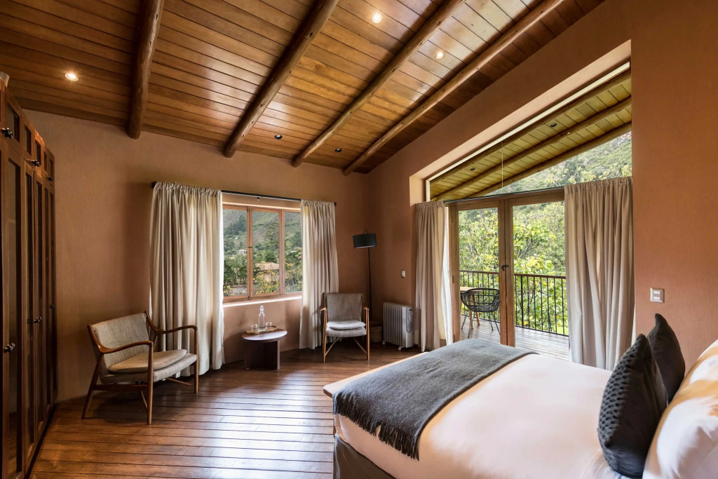 Deluxe Double room (full double bed)