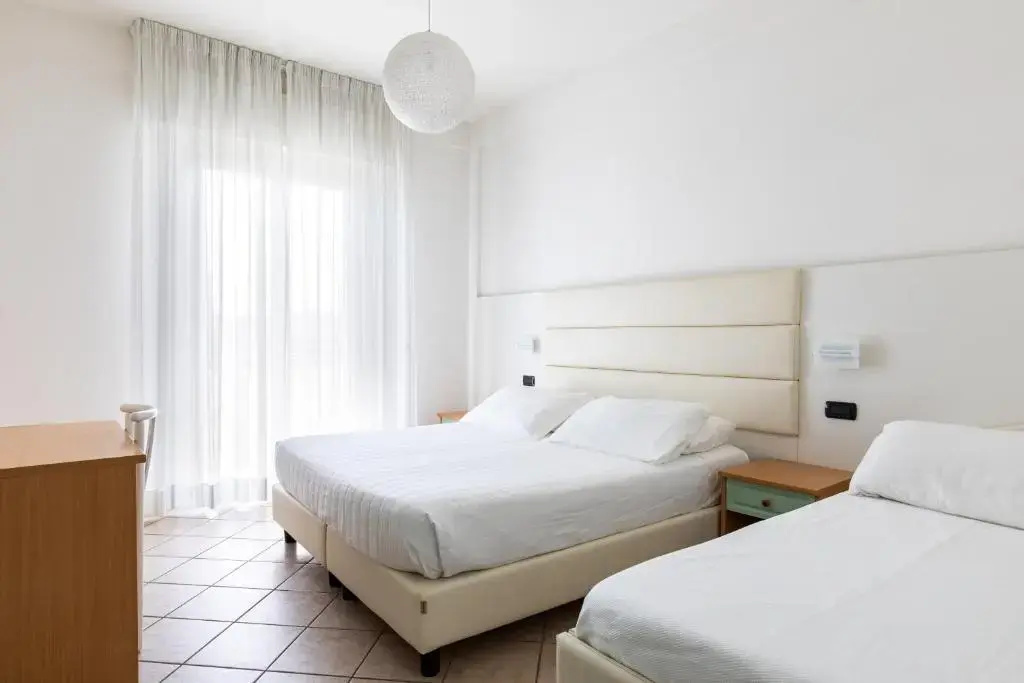 Standard Triple room with partial sea view