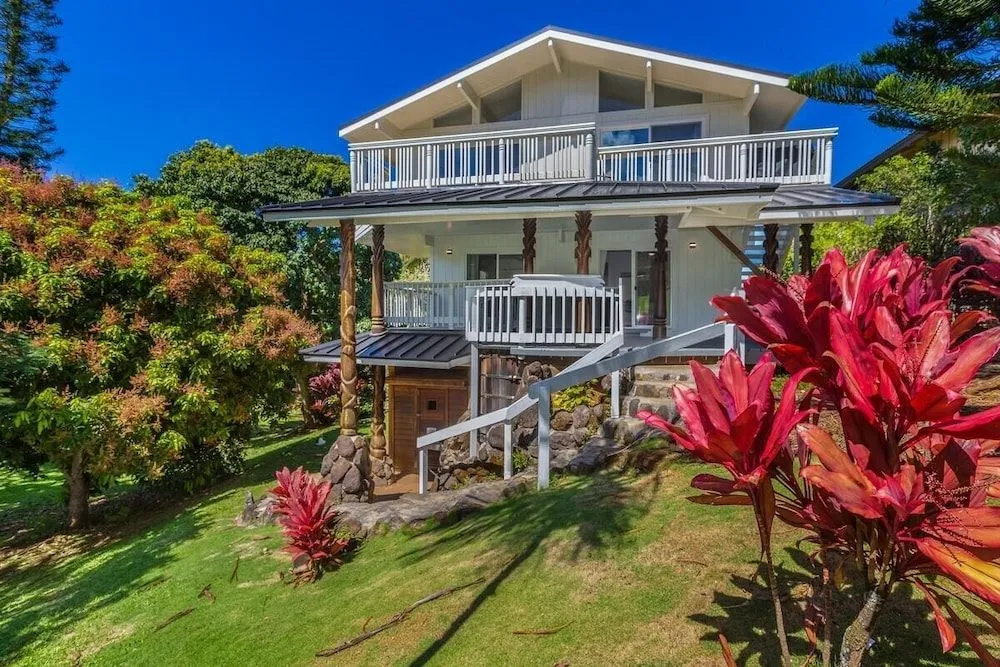 Hale Mauna Nui 4 Bedroom Home by RedAwning
