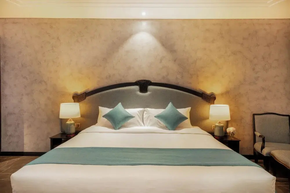 Deluxe room with land view