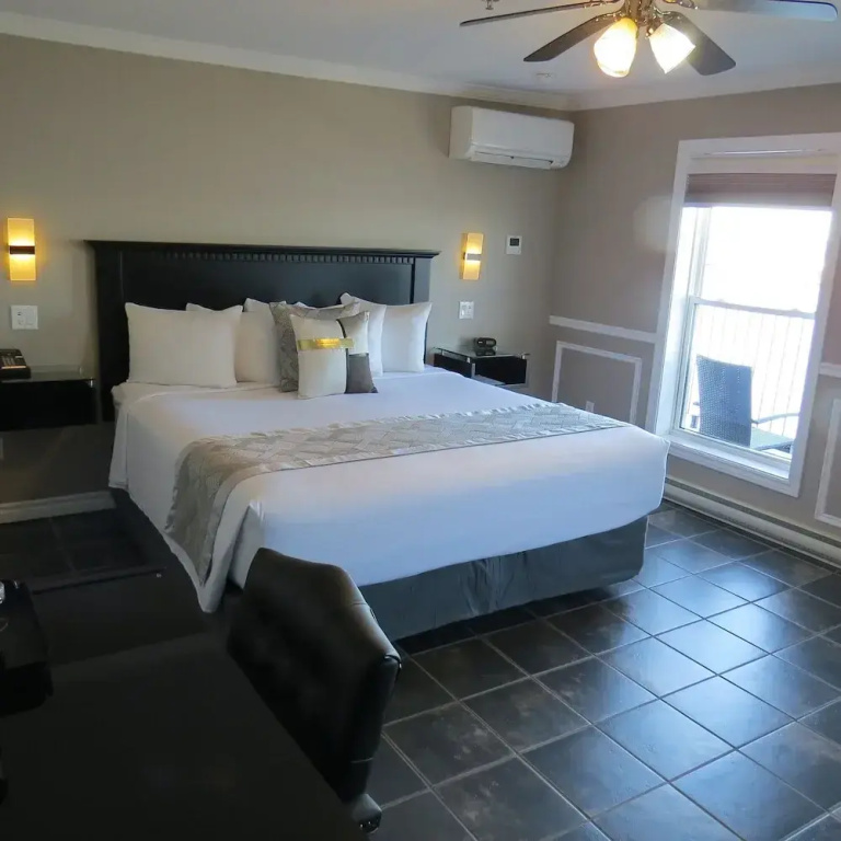 Double Suite with balcony and with ocean view (full double bed)
