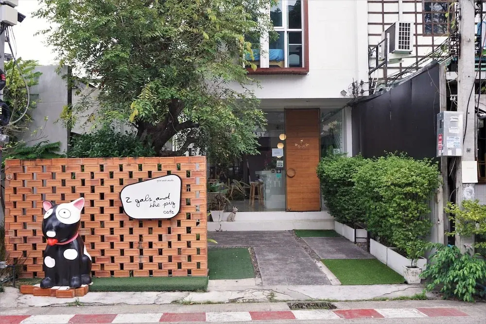 Two Gals And The Pig - Hostel