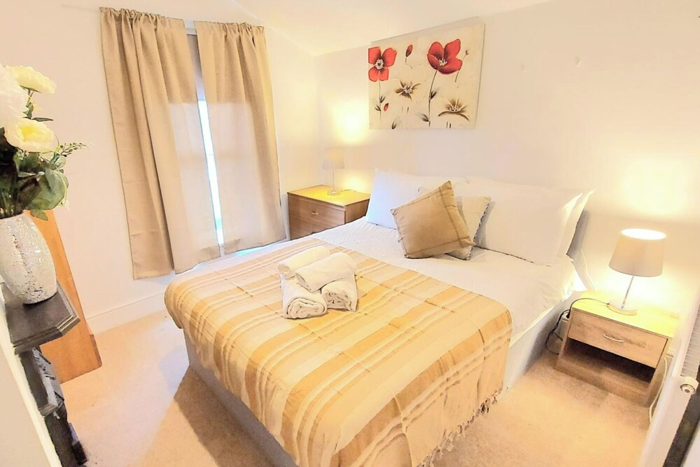 5Br House-sleeps12-garden-familyfriendly