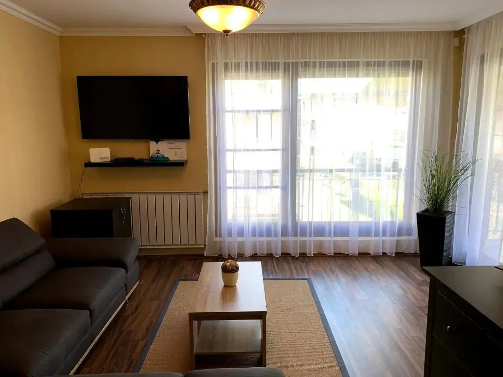 Lakeside Luxury Apartment - фото 15