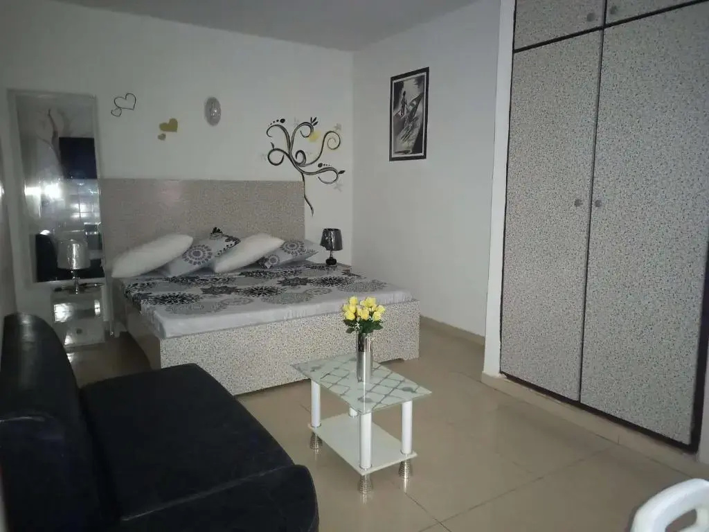 Deluxe Studio