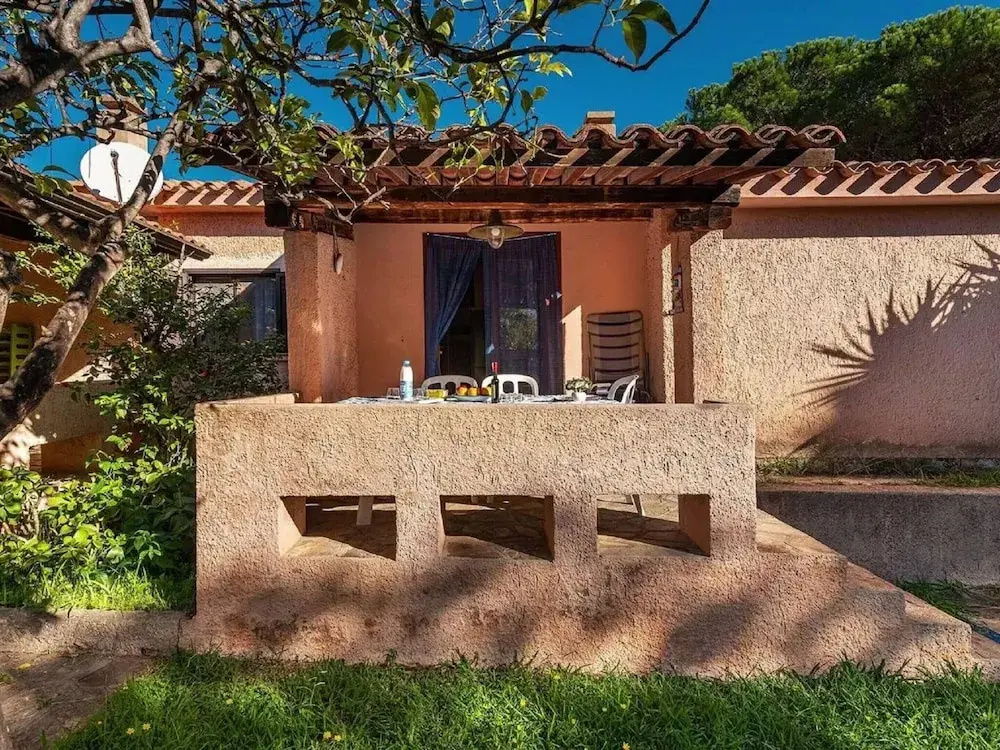 Small House a Stone's Throw From the sea