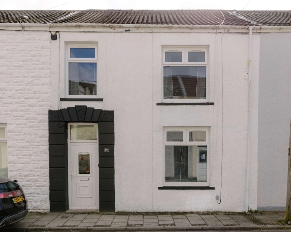 Perfect Booking 4 Bed Home in Aberdare