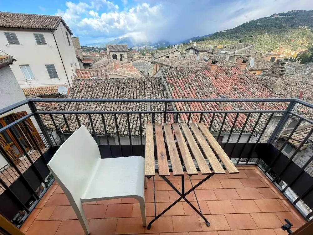 "centrally Located Spoleto A1 - Sleeps 6 - Terrace - Bbq - Car not Needed. Wifi"