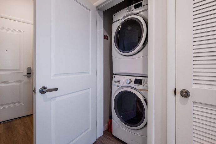 Luxe 2BR Apartment Balcony Gym and Pool — фото 3