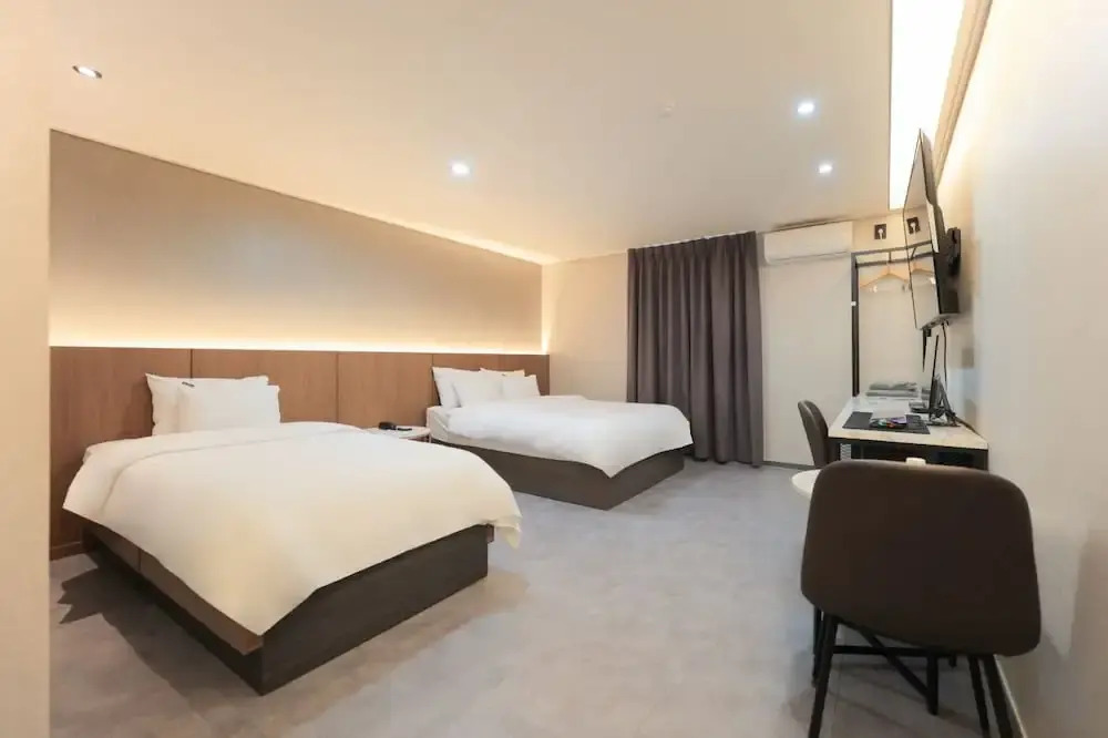 Двухместный номер Deluxe 2 отдельные кровати в Hwaseong Stay13 Hotel
