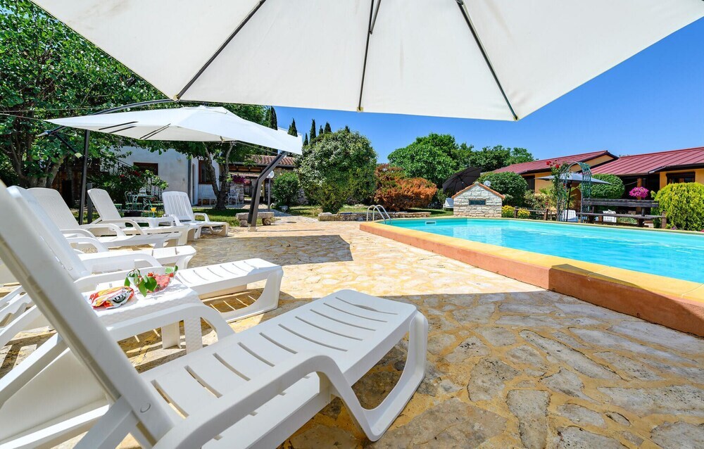 Отель Amazing Apartment in Rovinjsko Selo With Outdoor Swimming Pool, Wifi and 2 Bedrooms, фото 15