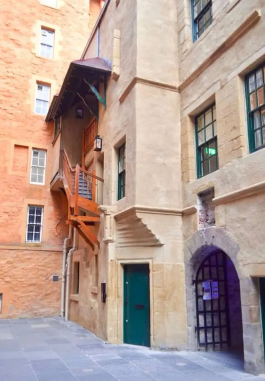 2 Bedroom Apartment on Royal Mile