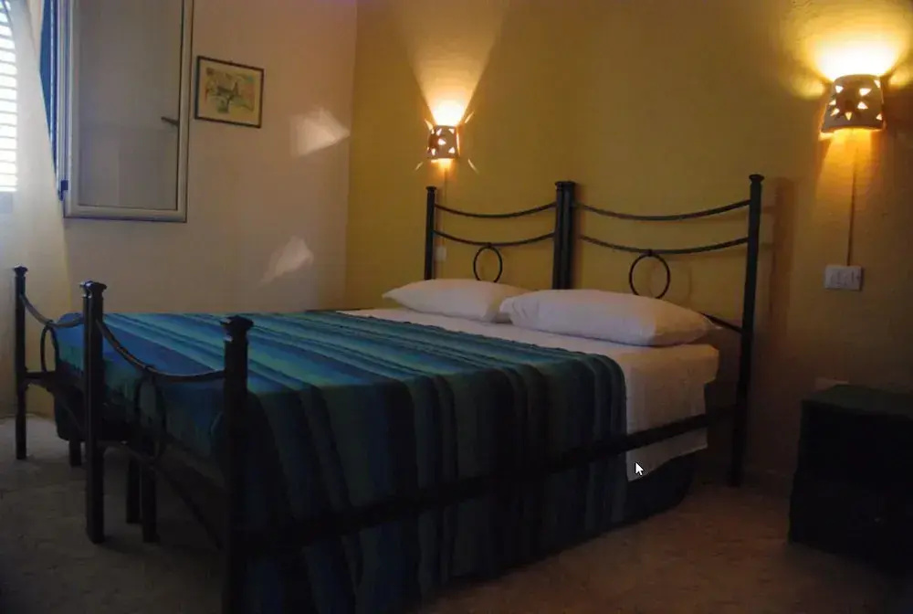 Deluxe Double room (full double bed)