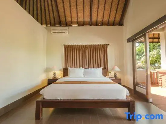 Deluxe room with pool view