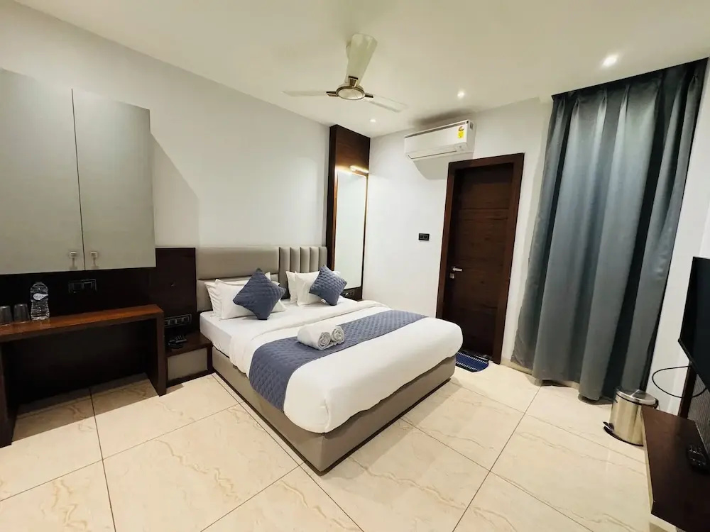 Deluxe Double room (full double bed)