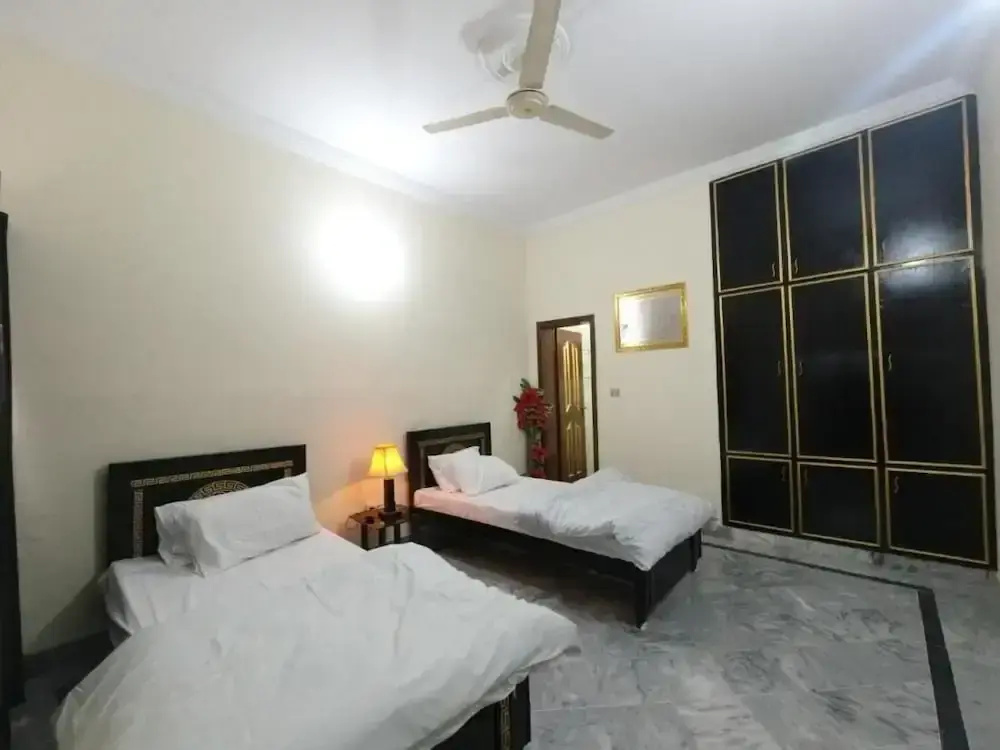 Room-cozy Guest Room in Rawalpindi - Per