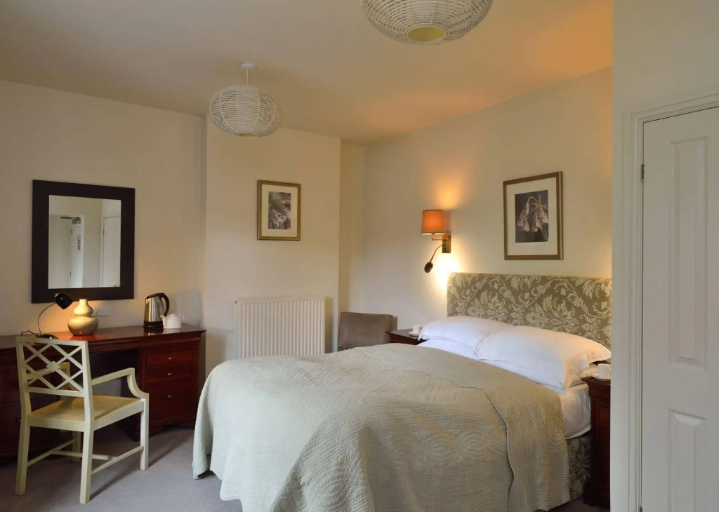 The Raven Hotel