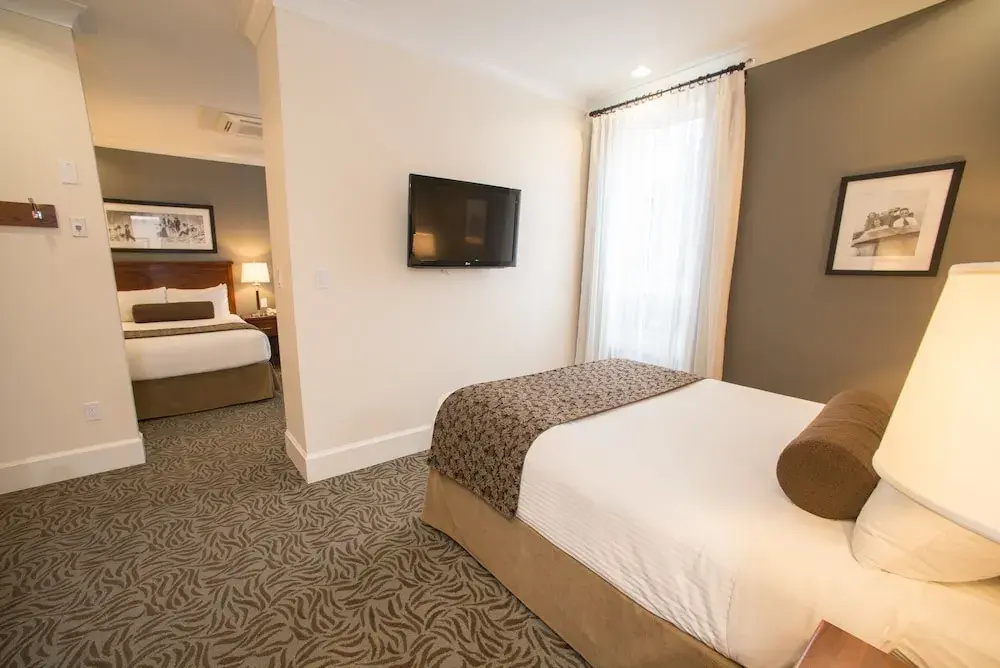 Deluxe Quadruple Suite