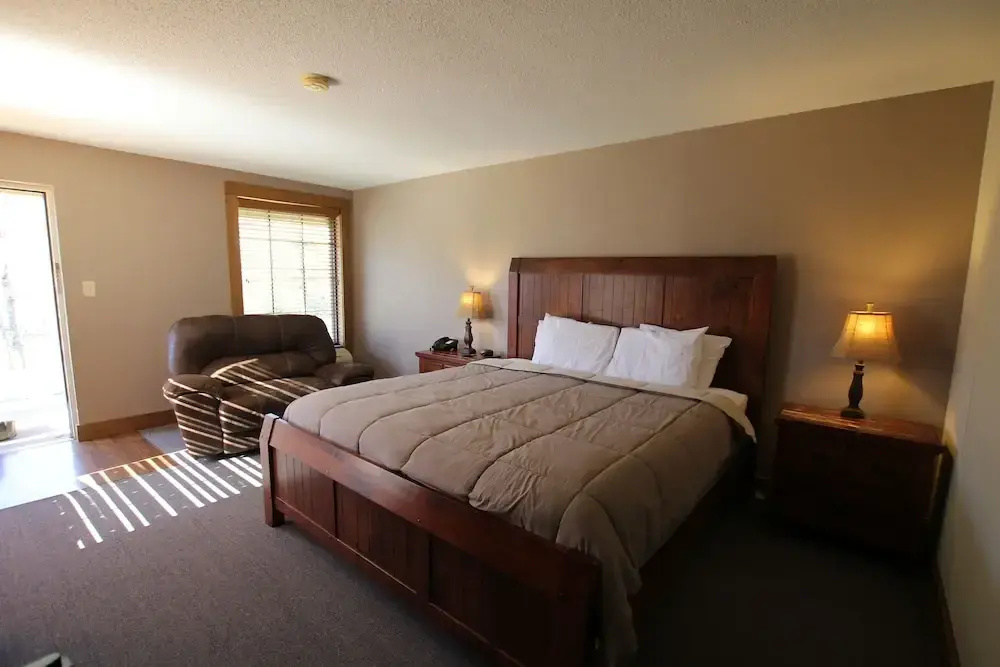 Standard Double room with lake view (full double bed)
