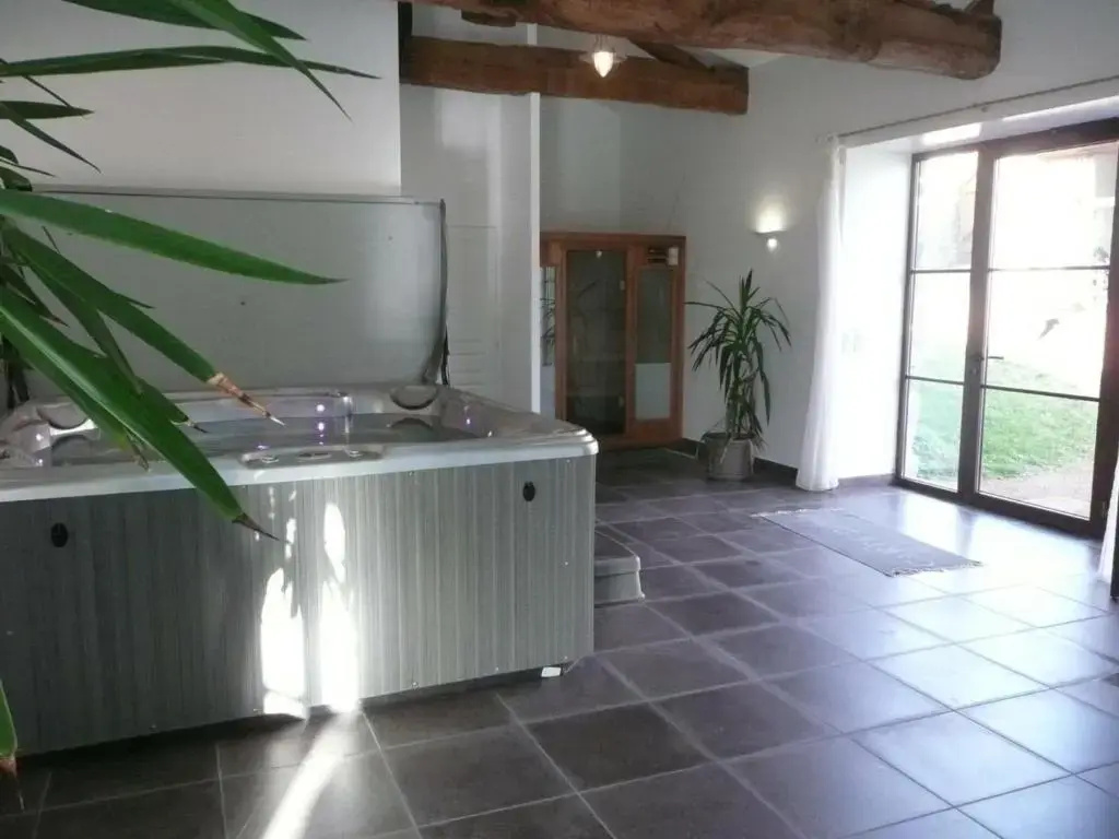Gîte Saint-Just-la-Pendue, 4 pièces, 6 personnes - FR-1-496-52