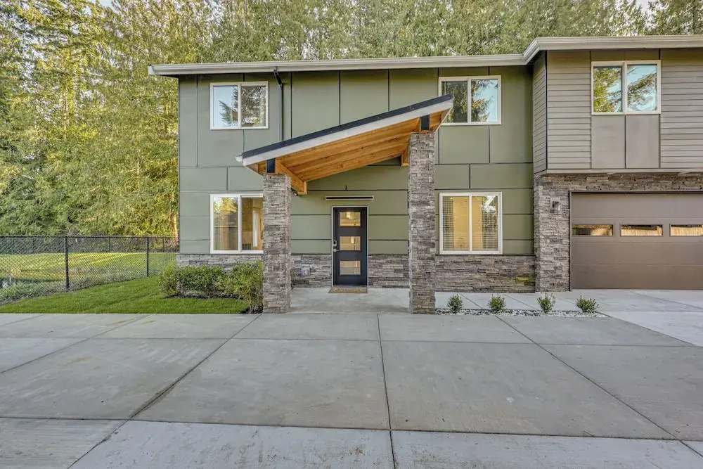Waterfront Patio! Stylish Family Home in Everett