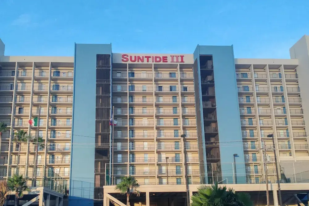 New Listing! Beachfront Corner Unit W/ Gym & Pools 3 Bedroom Condo