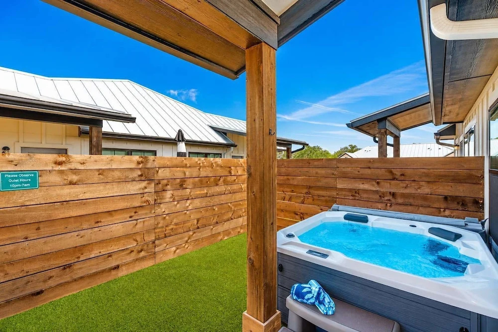 Ethel's Digs With Hot Tub