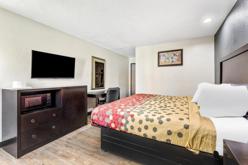 Econo Lodge Akron Copley Northwest — 4