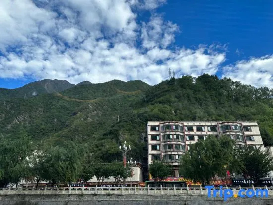 Sanshe Riverside Homestay (Kangding Love Song Square) in Kangding