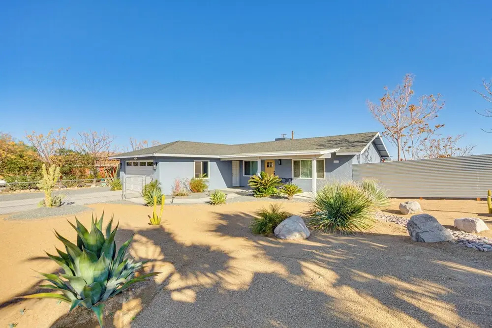 Hot Tub + Patio: Desert Getaway in Joshua Tree!