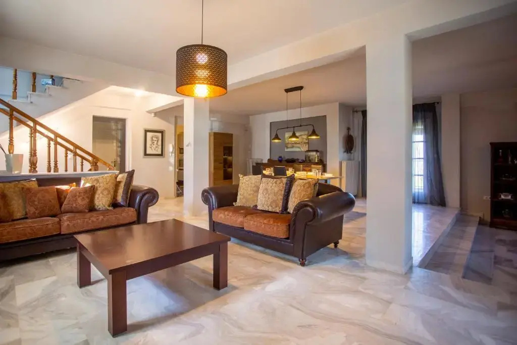Τraditional Fully Detached Villa on a luxurious Hillock of Thessaloniki PANORAMA with its own Garden also for Family & Wedding gatherings and Kid's parties - under 13