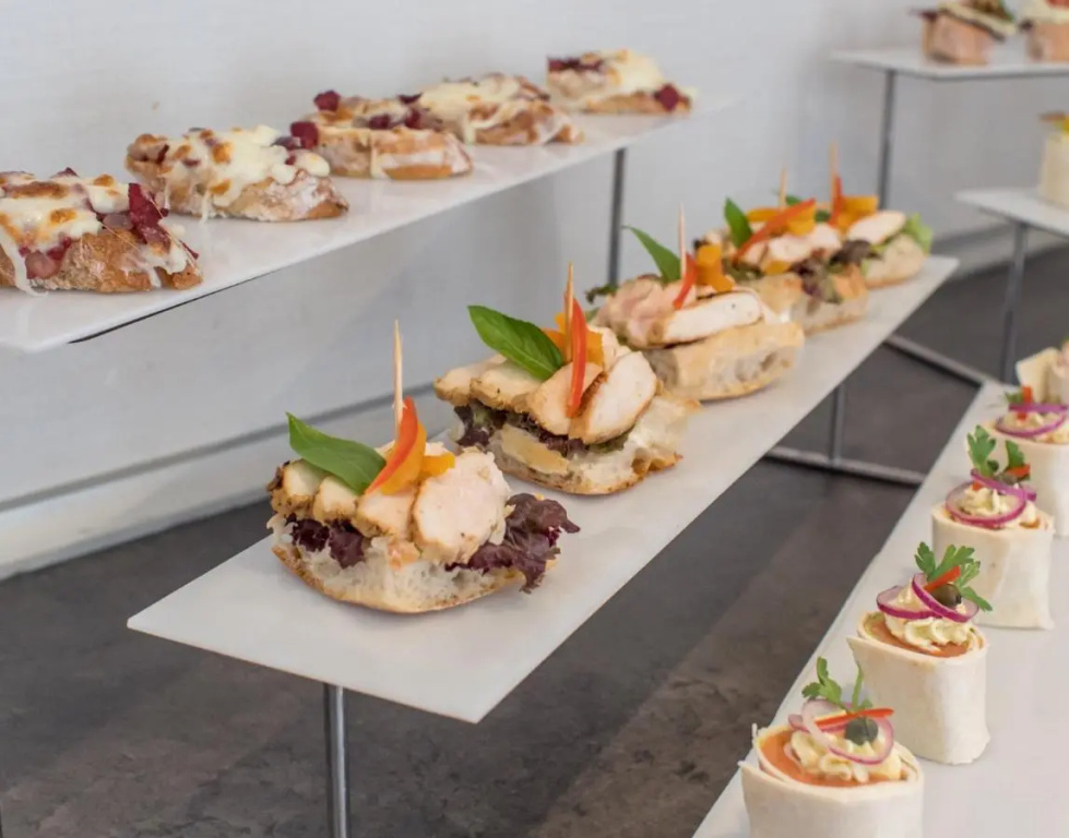 The Cascades Golf Resort Spa and Thalasso: A selection of neatly arranged bite-sized appetizers is displayed on buffet tables.