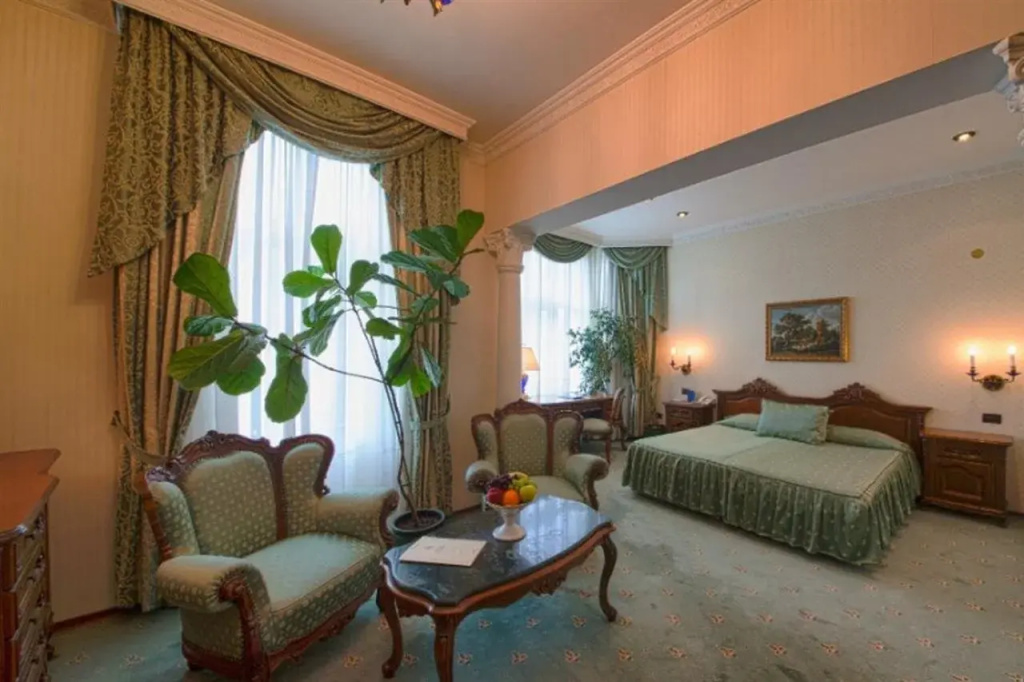 Grand Hotel London - 3