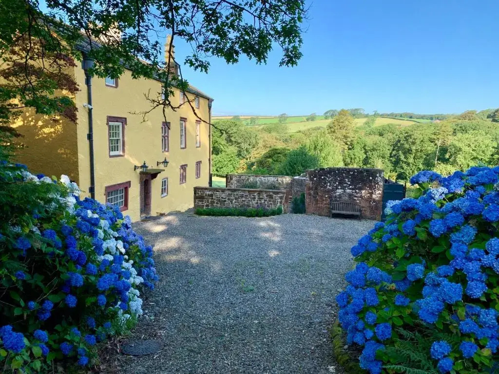 HAILE HALL - with HOT TUB - Private wing with 4 huge ensuite bedrooms in Historic Country House only 14 miles from Scafell Pike - Wast Water Lake - Featuring in Countrylife