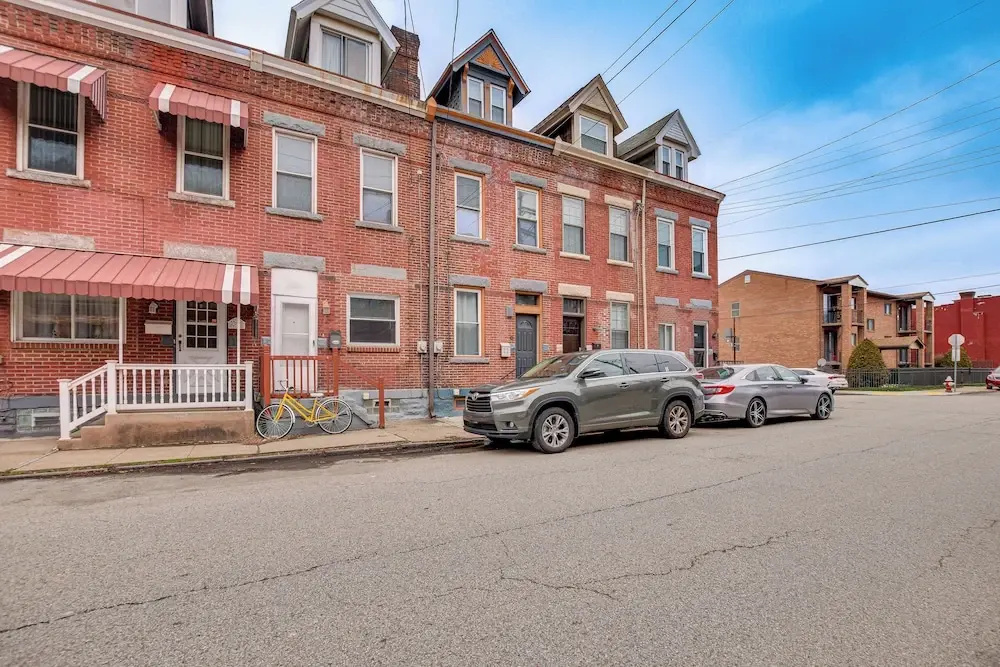 3 Mi to Dtwn: Charming Row House in Pittsburgh