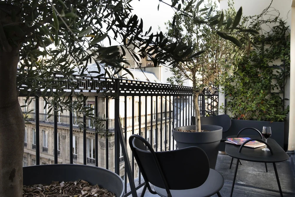 Hotel R de Paris 83
