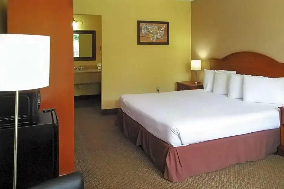 Double Suite with pool view (full double bed)