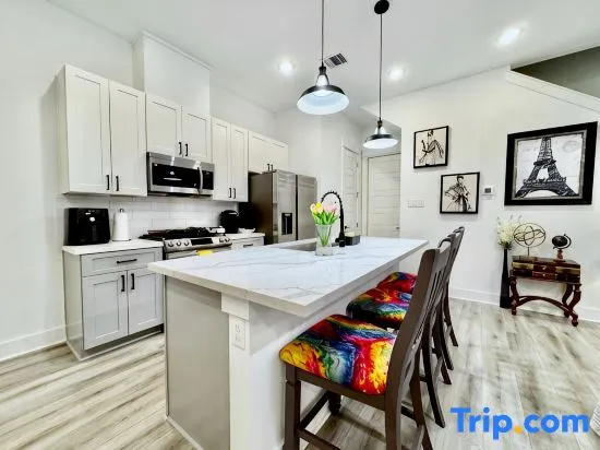 Quiet stylish home close to downtown and airport
