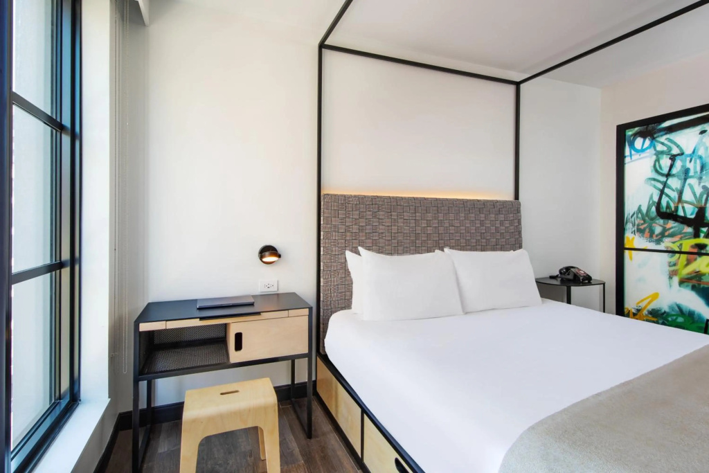 Отель Moxy NYC East Village в Нью-Йорке