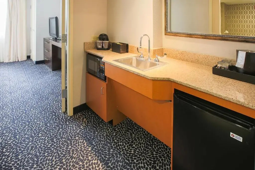 Embassy Suites Louisville East - Chambres