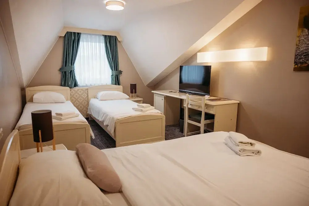 標準四人房，配有大床