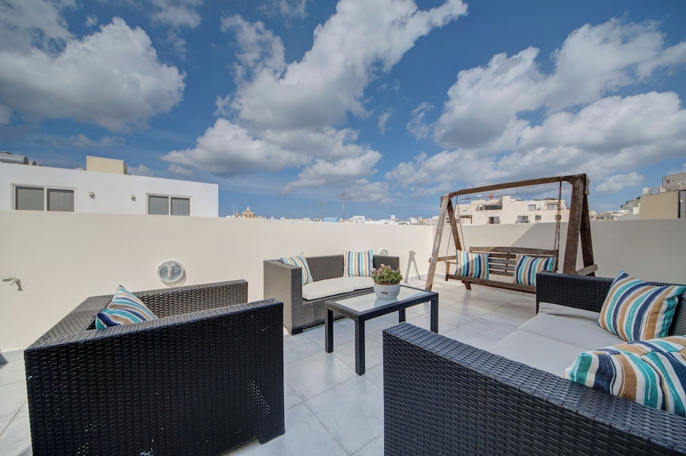 Sliema Sunny 3-bedroom Penthouse With Jacuzzi