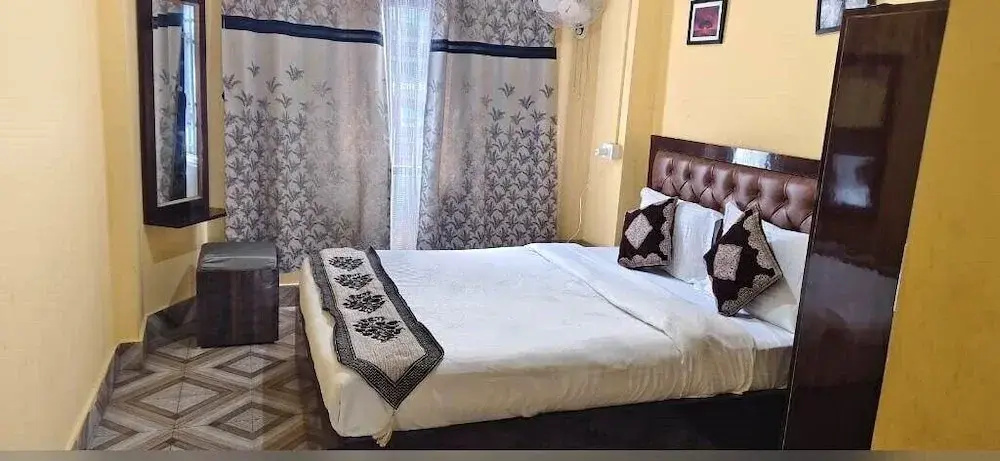 Deluxe Double room (full double bed)