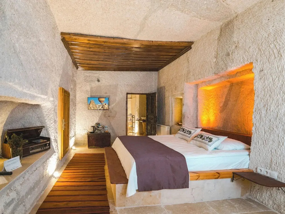 Zemi Deluxe Cave Double room (full double bed)