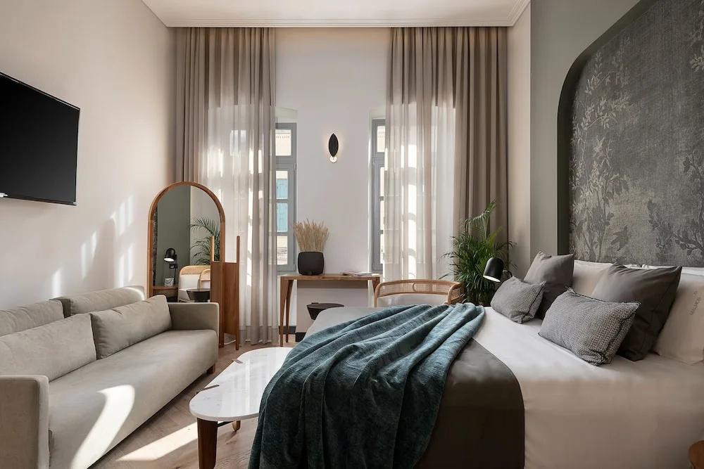 Suite with city view