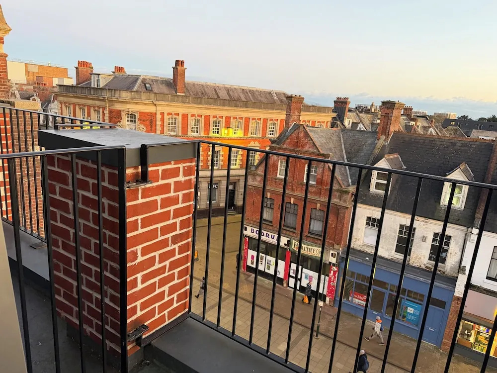 2 Bedroom Luxury Apartment With Balcony