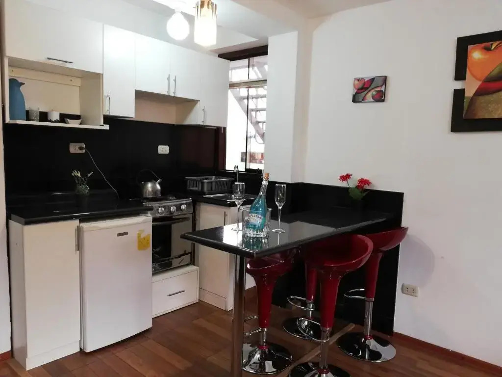 兩臥房高級四人公寓，享有市景，配有雙人床。