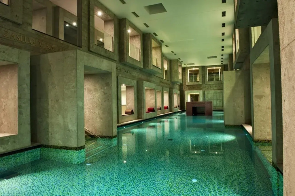 Lobby & Reception