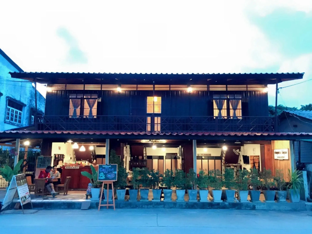 Baan Khun Yaai Mai Khun Ta